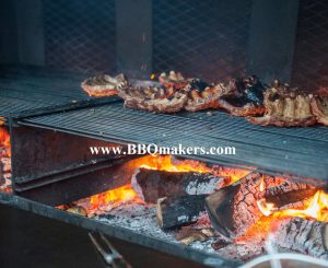 Ons barbecue rooster op een parilla grill